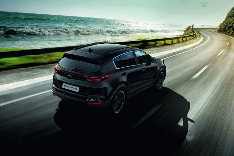 Tương tự phần ngoại thất, khoang cabin của Kia Sportage JBL Black Edition đặc biệt cũng lấy tông màu đen làm màu sắc chủ đạo. Bên cạnh đó, các trang bị nổi bật của xe bao gồm hệ thống camera 360 độ, ghế ngồi và vô-lăng bọc da có sưởi, vô-lăng có lẫy chuyển số, màn hình giải trí 8 inch có kết nối điện thoại thông minh và đặc biệt là hệ thống âm thanh cao cấp JBL 8 loa với loa siêu trầm, bộ khuếch đại bên ngoài và loa trung tâm ở phía trước.