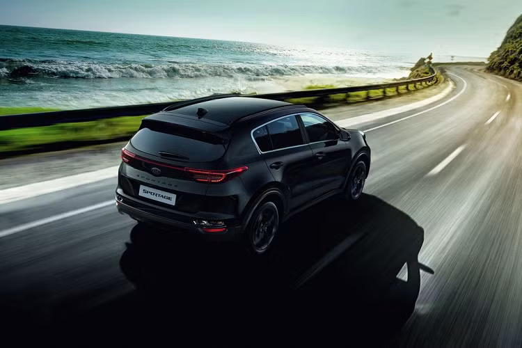 Tương tự phần ngoại thất, khoang cabin của Kia Sportage JBL Black Edition đặc biệt cũng lấy tông màu đen làm màu sắc chủ đạo. Bên cạnh đó, các trang bị nổi bật của xe bao gồm hệ thống camera 360 độ, ghế ngồi và vô-lăng bọc da có sưởi, vô-lăng có lẫy chuyển số, màn hình giải trí 8 inch có kết nối điện thoại thông minh và đặc biệt là hệ thống âm thanh cao cấp JBL 8 loa với loa siêu trầm, bộ khuếch đại bên ngoài và loa trung tâm ở phía trước.