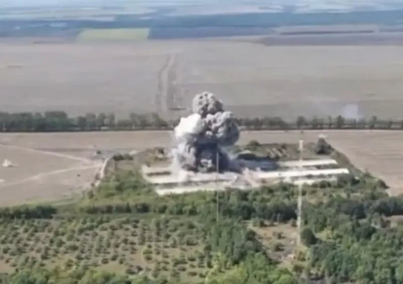 Theo kênh Telegram “Special Forces Archangel”, Lữ đoàn tấn công đường không số 83 của Nga, với sự hỗ trợ của xe bọc thép và xe tăng, đã thực hiện một cuộc tấn công và chiếm được một số vị trí ở phía nam Veseloye, đồng thời bắt giữ một số binh sĩ của Lữ đoàn 47 Ukraine. Sau đó, Quân đội Ukraine, được hỗ trợ bởi xe bọc thép, đã phát động nhiều cuộc phản công, nhưng sau khi một chiếc xe bọc thép bị phá hủy, cường độ phản công đã suy yếu. Tiếp theo, chiến đấu cơ của Nga đã ném một số quả bom nặng 500 kg xuống khu vực rừng gần làng, ngăn chặn và tiêu diệt các lực lượng dự bị của Quân đội Ukraine đang tập trung. Ảnh: RIA Novosti.