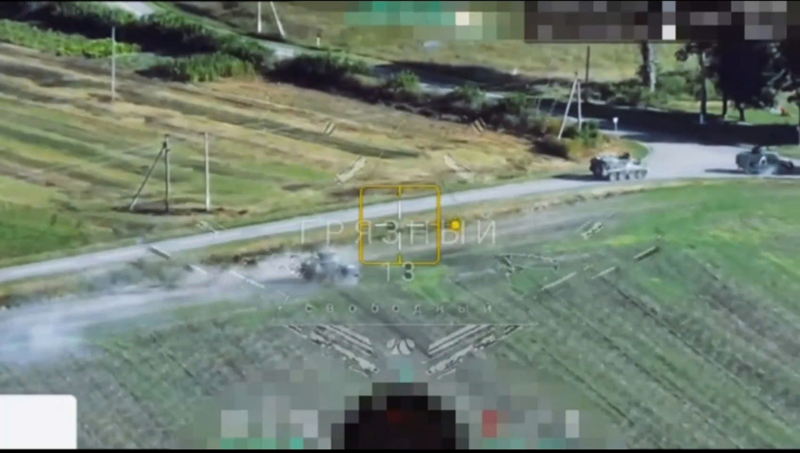 Đoạn video cho thấy đoàn xe của Ukraine tấn công ngôi làng dọc đường, cố gắng dùng tốc độ để vượt qua vị trí của quân Nga . Tuy nhiên, 8 xe bọc thép đã bị phá hủy trong đợt đầu tiên. Sau đó, quân Ukraine tiếp tục tiến lên và bị phá hủy thêm 6 chiếc nữa. Cuối cùng, 5 chiếc xe còn lại thấy tình hình không thuận lợi nên đã quay đầu rút lui. Ảnh: Telegram.