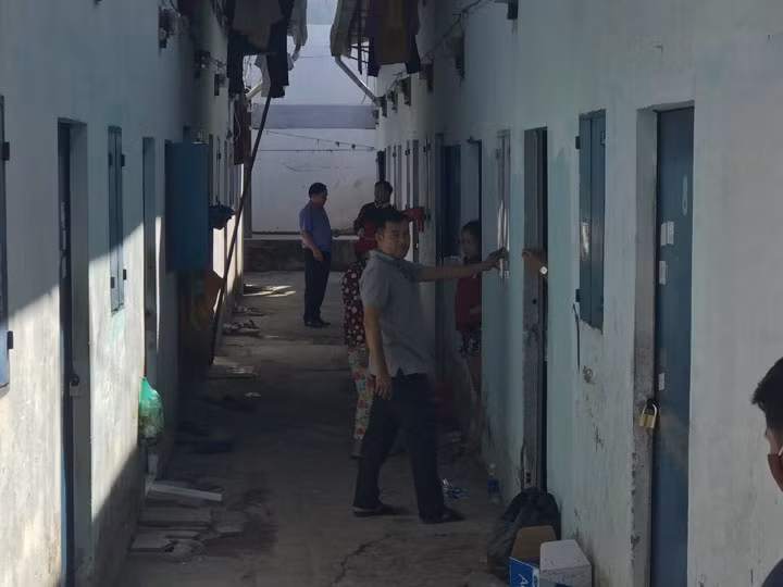 Cả hai cùng ngụ tại phòng trọ trên địa bàn phường Thuận Giao và cách thùng rác, nơi phát hiện phần đầu nạn nhân không xa.