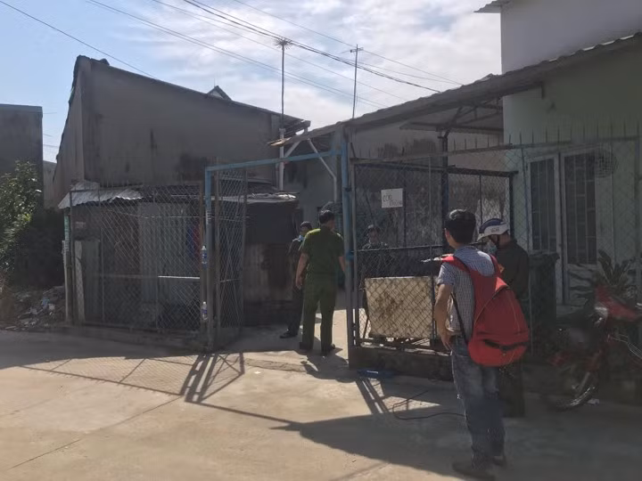 Sau khi tạm giữ nghi can trong vụ phát hiện đầu người ở Bình Dương, cơ quan công an tỉnh này đang tiếp tục công tác khám nghiệm hiện trường xảy ra án mạng kinh hoàng.