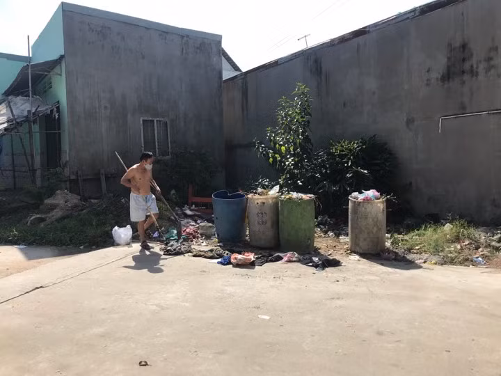 Diễm khai nhận đã sát hại chồng là Trần Thanh Tú (37 tuổi, ngụ Sóc Trăng) ở khu nhà trọ thuộc P.Thuận Giao (TX.Thuận An, Bình Dương) sau đó phân xác mang đi phi tang. Ảnh: Nơi phát hiện phần đầu của nạn nhân vụ án mạng.