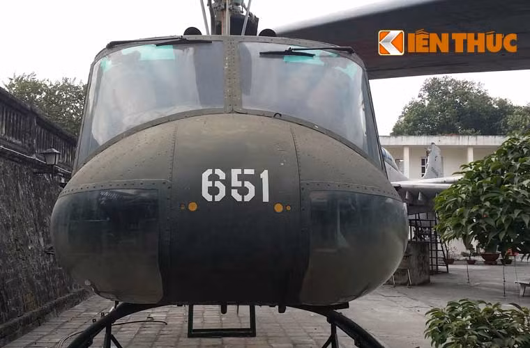 Cabin lái UH-1 nhìn từ bên ngoài, dưới mũi máy bay được bọc một phần kính, không được lắp radar hay bất kỳ thiết bị trinh sát nào cả.
