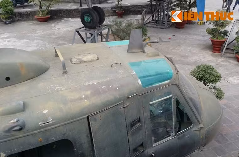 Ở trên nóc cabin, vị trí ngồi của 2 phi công cũng được phủ kính. Phi công vào máy bay bằng 2 cửa riêng biệt với khoang chở quân.