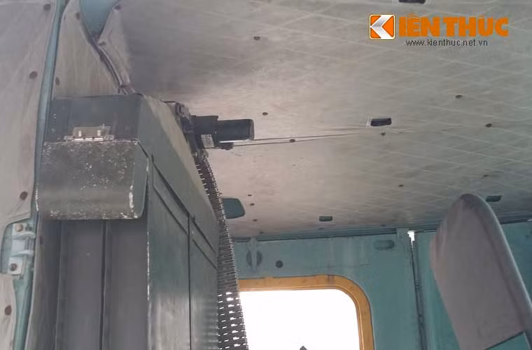 Dây đạn khẩu súng máy có tốc độ bắn lên tới vài nghìn viên/phút này đặt lắp với thùng đạn “khủng” đặt ngay trong khoang chở quân máy bay.