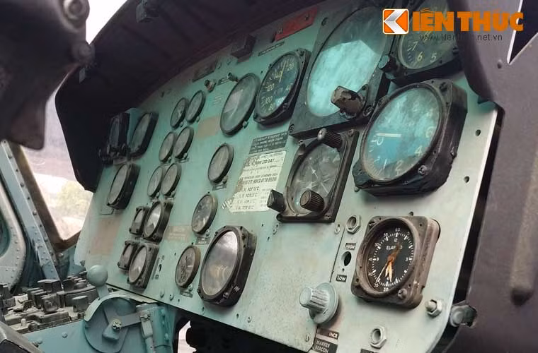 Cận cảnh bảng điều khiển với chi chít đồng hồ hiển thị các thông số kĩ thuật bay cho 2 phi công.