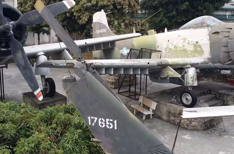 Cánh quạt đuôi là nơi điều hướng, thông qua hai hộp số định hướng, với tốc độ cánh quạt gấp khoảng 6 lần cánh quạt chính để tăng hiệu quả điều khiển.