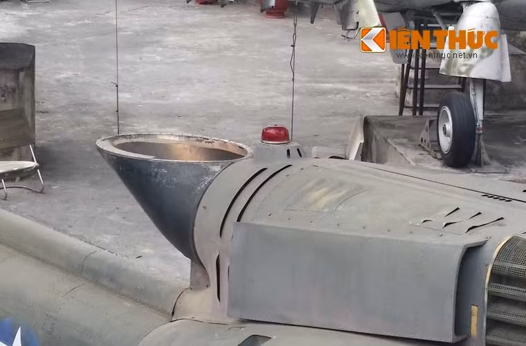 Ống xả động cơ tuốc bin trục Lycoming T53-L-13 công suất 1.400 mã lực hướng lên phía trên, có lẽ là để dùng hiệu ứng cánh quạt tản bớt nhiệt lượng thoát ra. Động cơ này cho máy bay đạt tốc độ trung bình 201km/h, tầm bay 507km, vận tốc leo cao 8,92m/s.