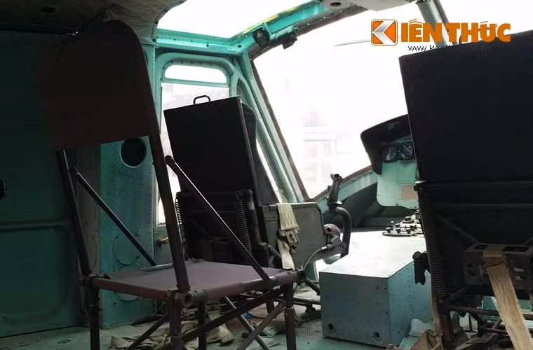 Khoang chở quân nhìn từ phía ngoài có vẻ nhỏ nhưng nếu được sắp xếp có thể chở tới 13 người. Để sắp xếp chỗ ngồi một cách tối đa thì 4 người sẽ ngồi ở ghế dài phía sau ghế phi công, 5 người khác ngồi băng ghế dự bị phía trước truyền động, 2 chỗ dự bị cuối cùng được đặt quay ra ngoài cơ cấu truyền động ở hai bên máy bay. Tất cả các ghế hành khách làm băng khung nhôm và lót vải, có thể được nhanh chóng xếp gọn hay tháo rời. Khoang hành khách cũng có thể chứa 6 cáng thương binh, một pa-lăng tự cứu, thùng dầu phụ, đèn chiếu… Có hai cánh cửa trượt dọc theo cabin cho hành khách.