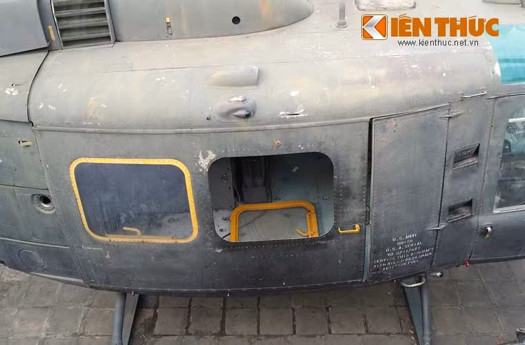 Trực thăng UH-1 có thiết kế kiểu nửa thân liền (semi monocoque) với thân máy bay bằng kim loại. Nó có chiều dài (tính cả cánh quạt) là 17,40m, rộng (tính phần thân) 2,62m, cao 4,39m, trọng lượng rỗng 2,36 tấn, trọng lượng cất cánh tối đa 4,3 tấn.