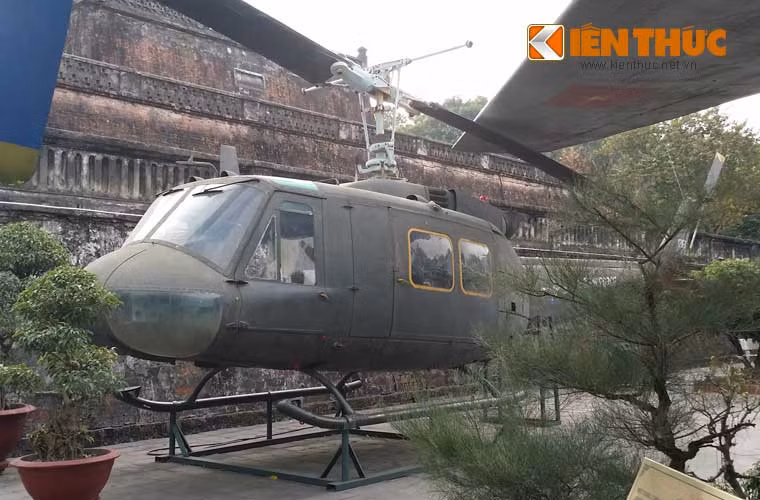 Trực thăng UH-1 của Việt Nam bị rơi vào sáng ngày hôm qua sau ở nông trường Phạm Văn Hai, ấp 4 huyện Bình Chánh, TP HCM do hãng Bell Helicopter (Mỹ) sản xuất, được quân đội Mỹ và VNCH sử dụng rộng rãi ở miền Nam trong chiến tranh. Sau 1975, Không quân Nhân dân Việt Nam đã thu giữ được số lượng lớn trực thăng UH-1 và sử dụng trong chiến tranh bảo vệ Tổ quốc 1978-1979. Trong ảnh là một trong số trực thăng UH-1 được ta thu giữ, trưng bày ở Bảo tàng Lịch sử Quân sự Việt Nam.