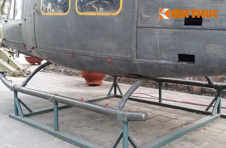 Nhà sản xuất Bell không thiết kế bánh (lốp) hạ cánh mà dùng càng hạ cánh, có thể được gắn thêm ván hoặc phao bơm hơi.