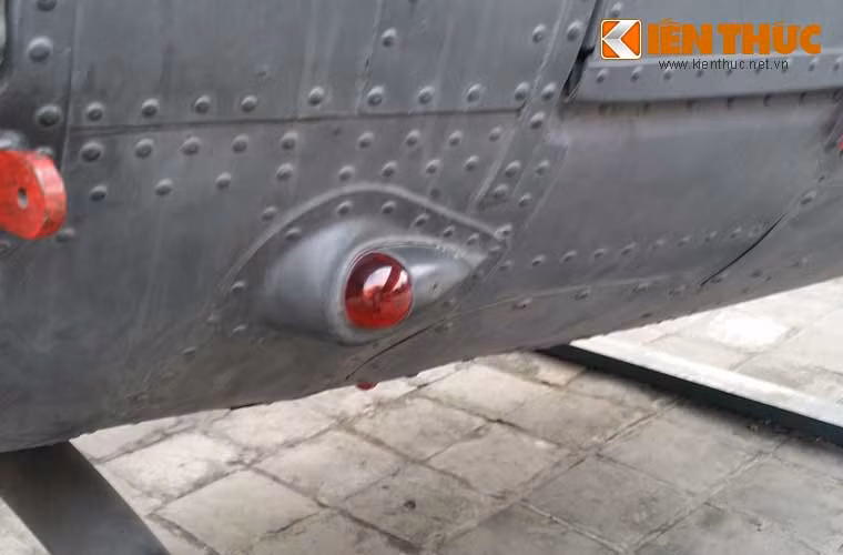 Trên thân máy bay được bố trí khá nhiều các loại đèn hiệu.