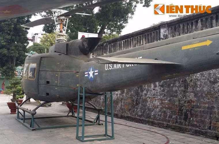 Cấu trúc trực thăng UH-1 (phần đuôi, bảo tàng vẫn giữ lại dòng chữ US Air Force) gồm hai trục chính chạy dọc phía dưới khoang hành khách, kéo dài mũi và quay ngược trở lại phía cuối máy bay. Các trục chính được ngăn cách bằng các vách ngang và là cơ cấu nâng đỡ cho khoang hành khách, càng hạ cánh, thùng nhiên liệu dưới sàn, hệ thống truyền tải, động cơ và đuôi. Các trục này cũng tham gia vào cơ cấu nâng - một cấu trúc bằng nhôm tạo sự liên kết truyền tải được đặt ở phía dưới trọng tâm máy bay. Cơ cấu bằng nhôm này sau đó đã được thay thế bằng thép để tăng độ bền. Phần đuôi được gắn kết với thân máy bay bằng bốn chốt.