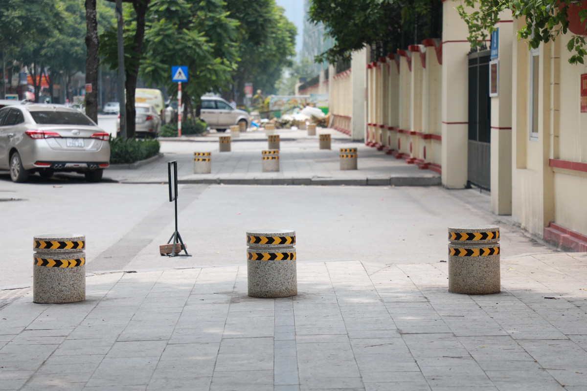 Mới đây, UBND phường Khương Mai (quận Thanh Xuân, Hà Nội) đã triển khai lắp đặt gần 50 trụ đá dọc vỉa hè trên phố Lê Trọng Tấn để ngăn chặn tình trạng các phương tiện dừng, đỗ sai quy định, trả lại không gian thông thoáng cho người đi bộ.
