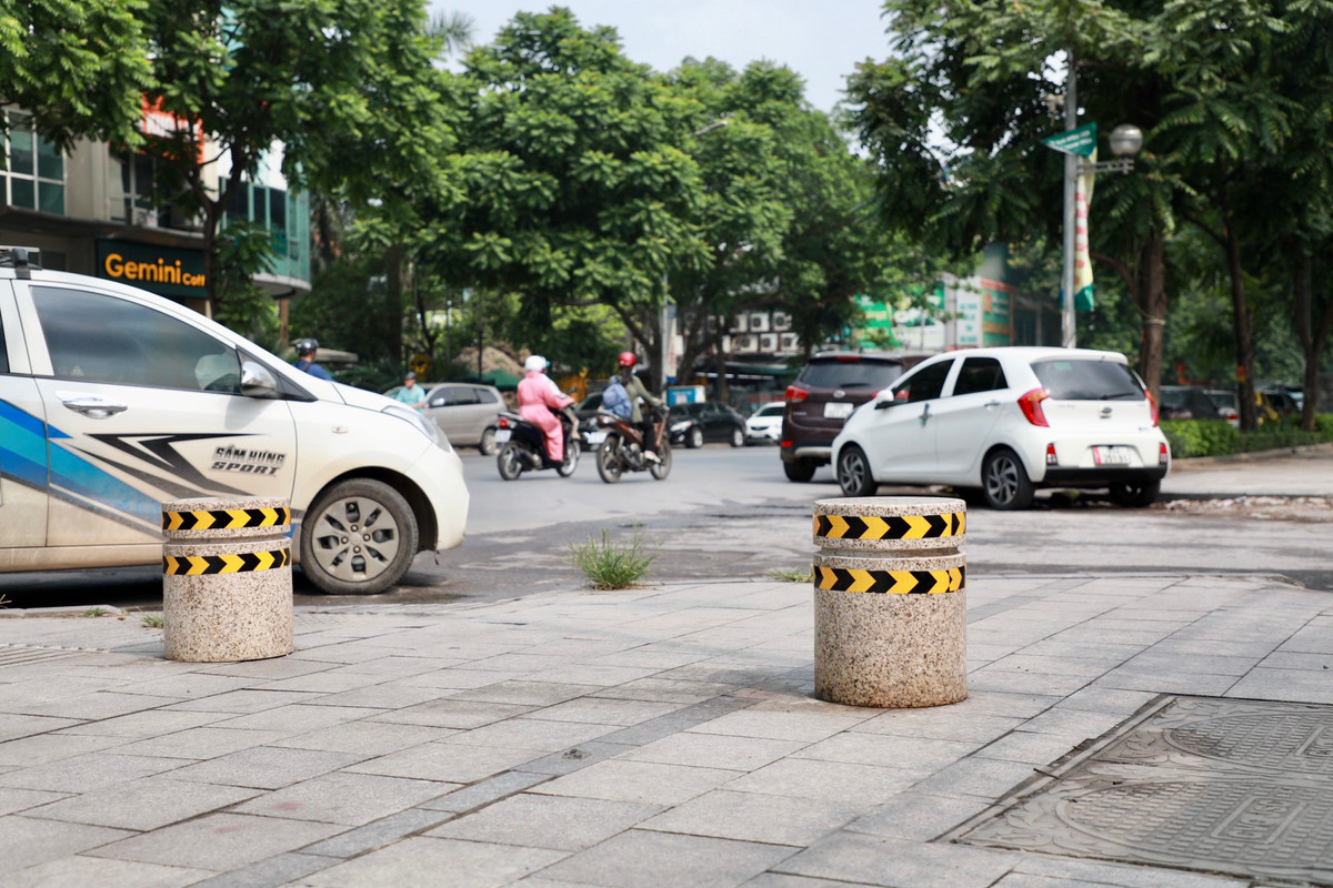 Toàn bộ lối lên và xuống phần vỉa hè phía doanh trại quân đội (kéo dài khoảng 1km) đã được lắp đặt các trụ đá vô cùng kiên cố. Các trụ đá trong cùng 1 hàng được đặt cách nhau 1-1,2m, cao khoảng 45cm, có đường kính 35cm.