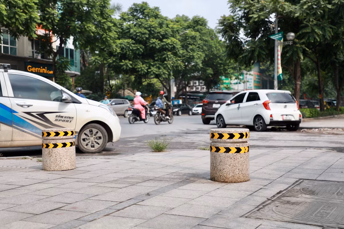 Toàn bộ lối lên và xuống phần vỉa hè phía doanh trại quân đội (kéo dài khoảng 1km) đã được lắp đặt các trụ đá vô cùng kiên cố. Các trụ đá trong cùng 1 hàng được đặt cách nhau 1-1,2m, cao khoảng 45cm, có đường kính 35cm.