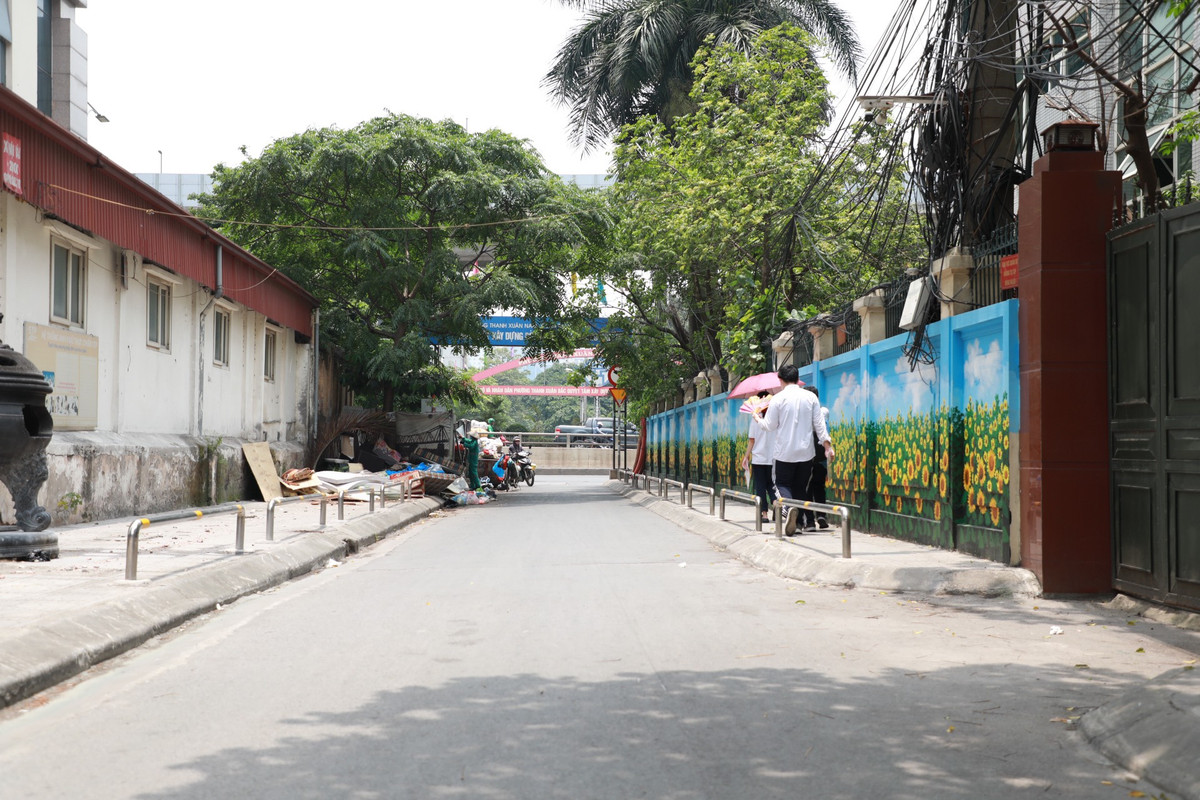 Tương tự, rào chắn vỉa hè tại ngõ 475 đường Nguyễn Trãi cũng được làm bằng inox.