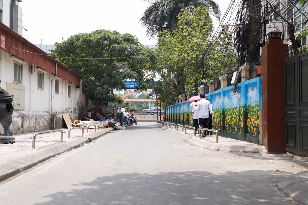 Tương tự, rào chắn vỉa hè tại ngõ 475 đường Nguyễn Trãi cũng được làm bằng inox.