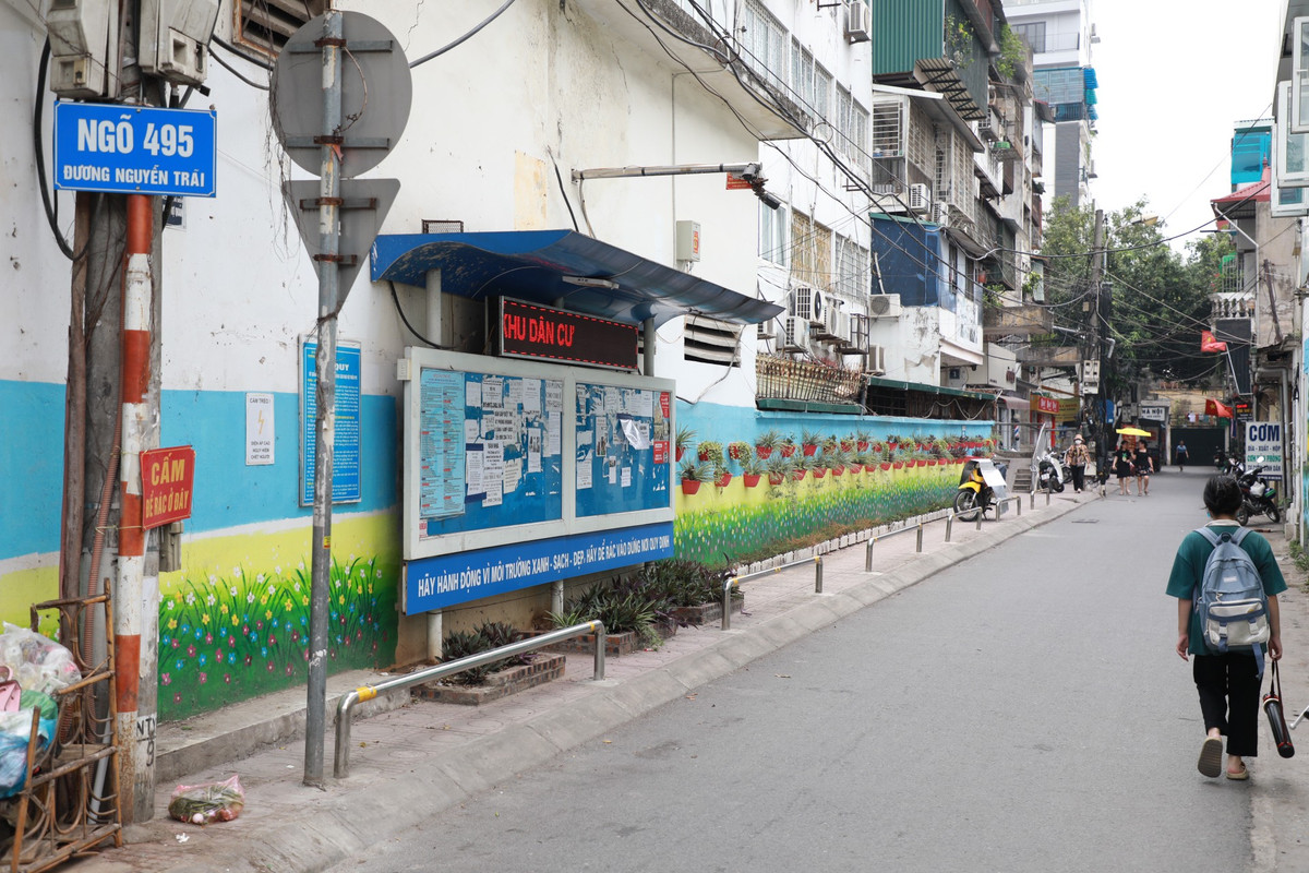 Tại ngõ 495, 477, 475 đường Nguyễn Trãi (phường Thanh Xuân Nam, quận Thanh Xuân) cũng được lực lượng chức năng cho dựng hàng rào bằng inox để ngăn các phương tiện dừng, đỗ.