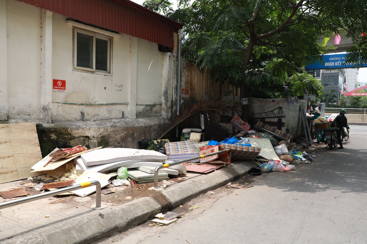 Tuy đã đặt rào chắn bằng inox, nhưng người đi bộ cũng không có lối đi vì rác thải sinh hoạt được vứt đầy trên vỉa hè.