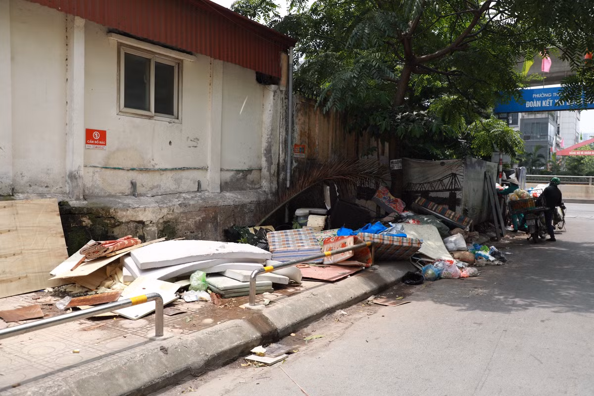 Tuy đã đặt rào chắn bằng inox, nhưng người đi bộ cũng không có lối đi vì rác thải sinh hoạt được vứt đầy trên vỉa hè.