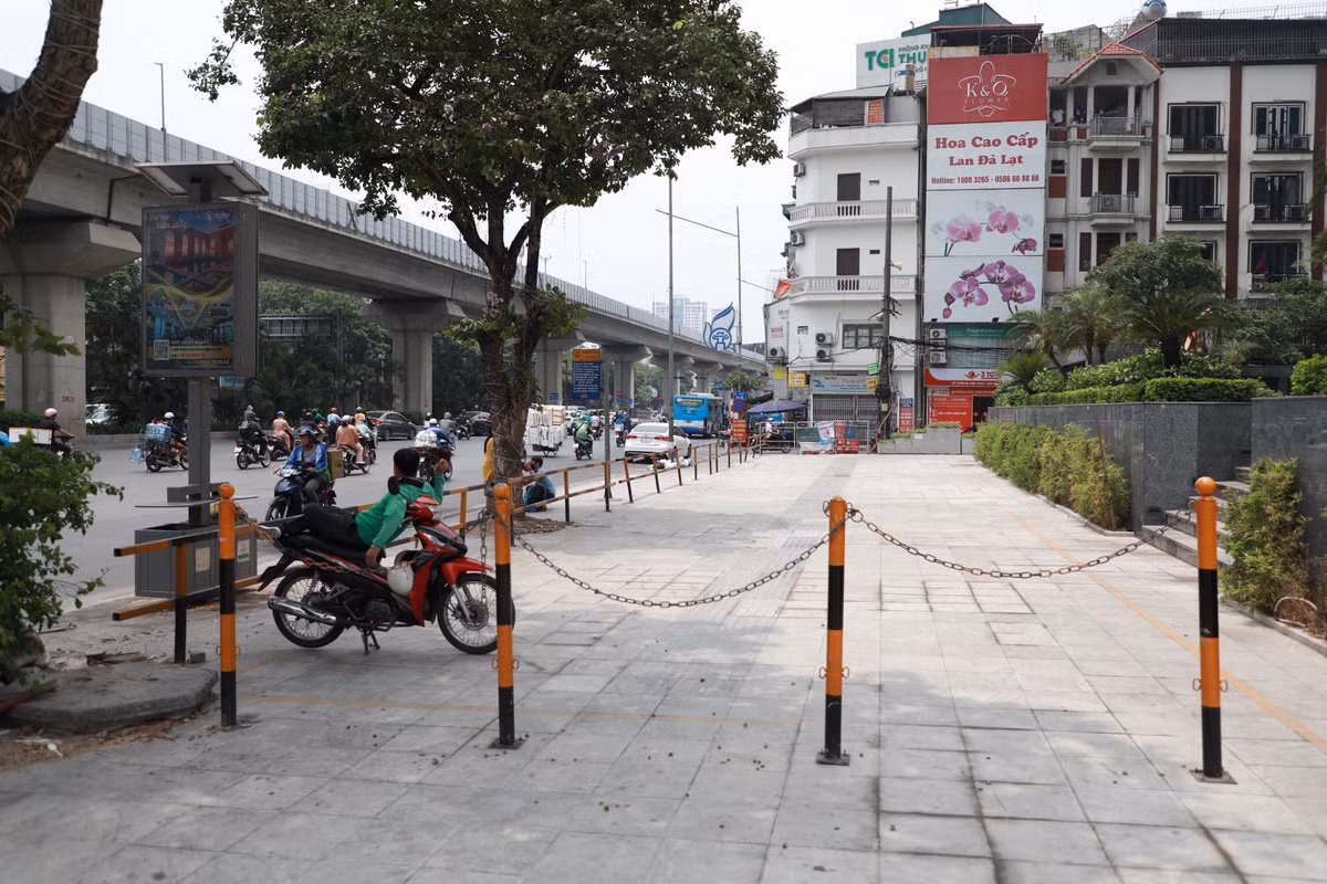 Trên nhiều tuyến phố tại nội đô Hà Nội, còn nhiều kiểu rào chắn khác nhau, không được thiết kế đồng bộ đã gây mất mỹ quan đô thị và giảm công năng sử dụng của vỉa hè.