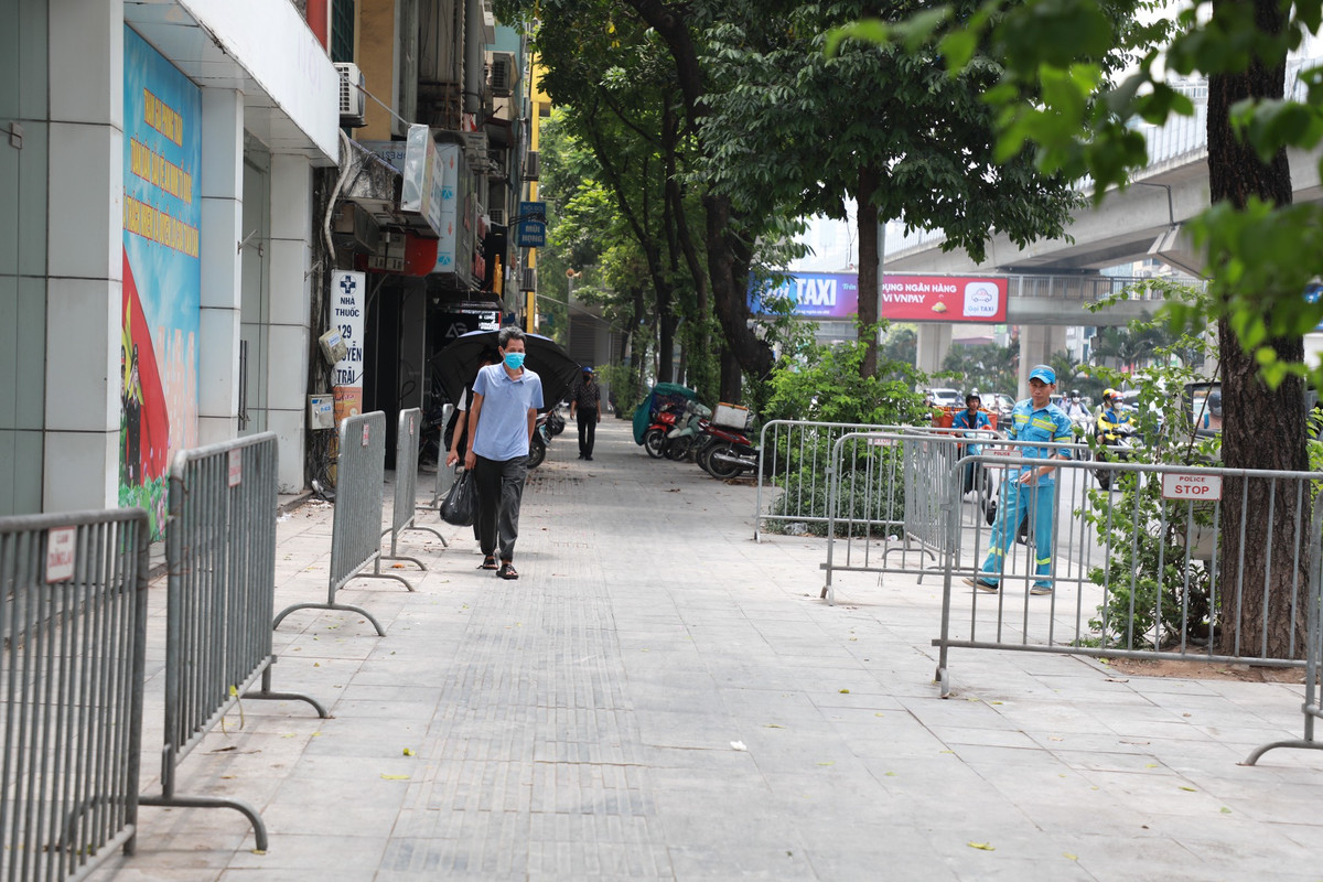 Theo ghi nhận, 18 barie quây xung quanh vỉa hè trước cửa số nhà 129 đường Nguyễn Trãi.
