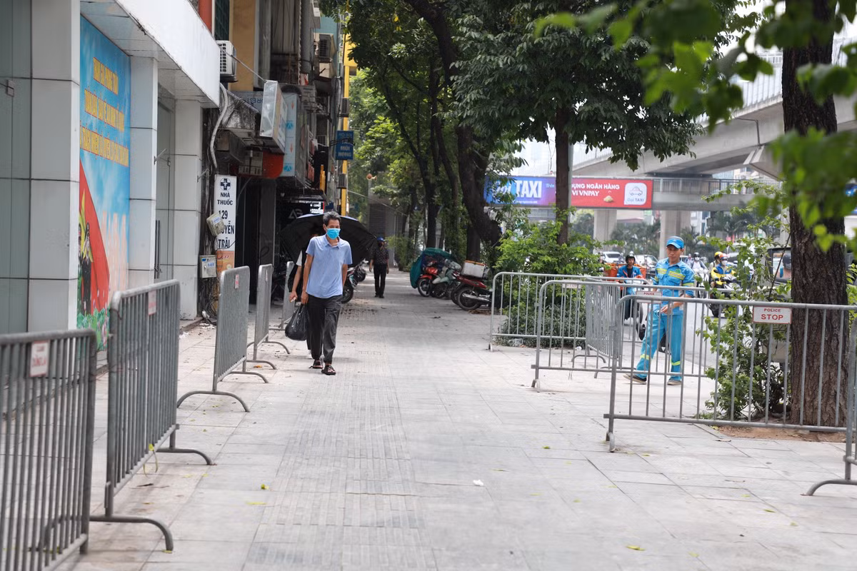 Theo ghi nhận, 18 barie quây xung quanh vỉa hè trước cửa số nhà 129 đường Nguyễn Trãi.