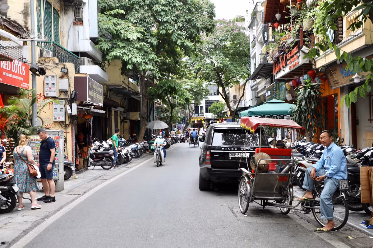 Vỉa hè tại phố Mã Mây.