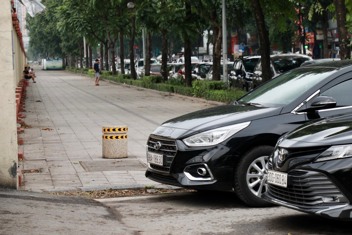 Bạn Anh Thư bình luận: "Ô tô, xe máy đỗ lên vỉa hè đã có quy định phạt cụ thể. Nếu không hiệu quả hãy tăng mức phạt và xử lý thật nghiêm để xem ai còn dám chiếm vỉa hè không. Tôi tin rằng chính quyền làm gắt gao thì dần sẽ lấy lại được vỉa hè cho người đi bộ".