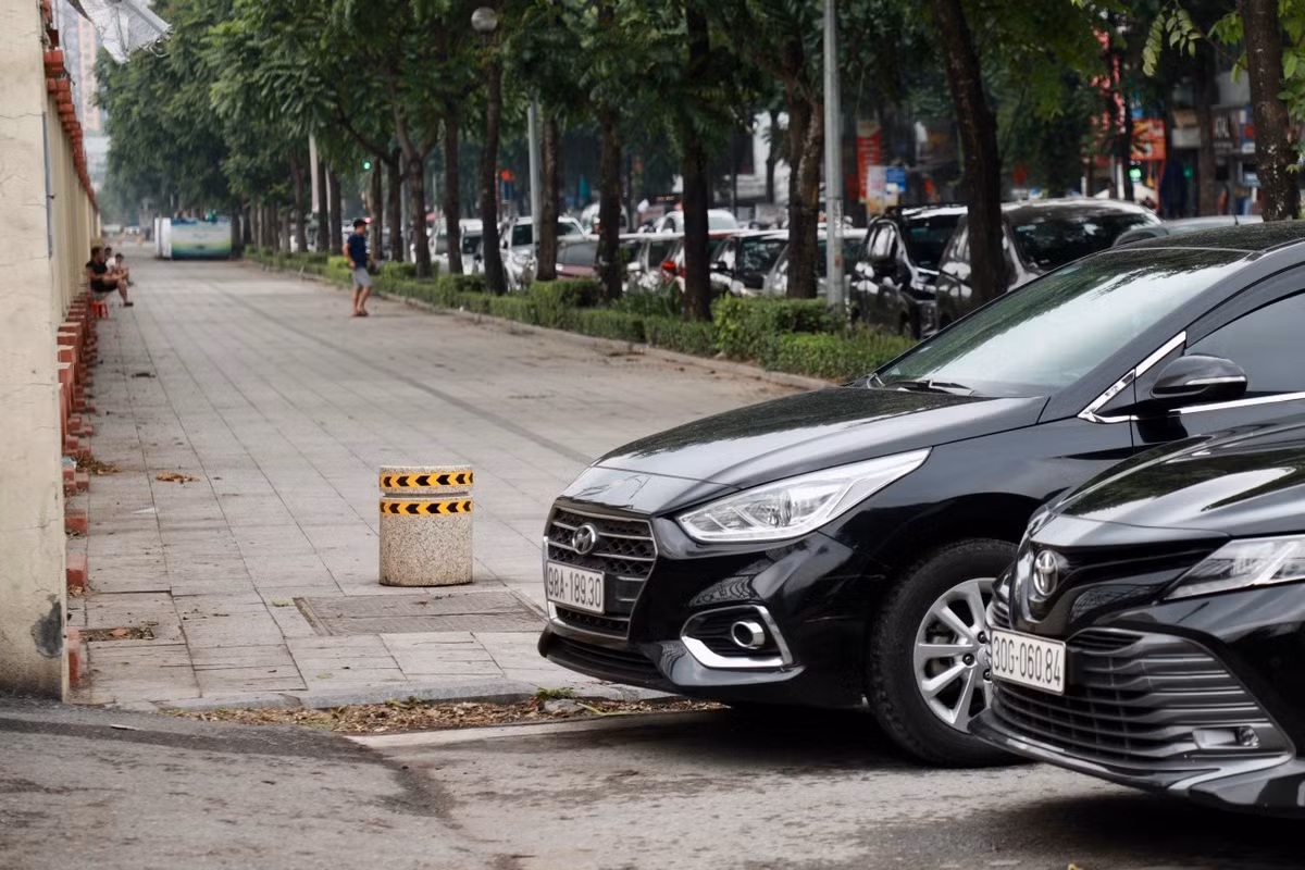 Bạn Anh Thư bình luận: "Ô tô, xe máy đỗ lên vỉa hè đã có quy định phạt cụ thể. Nếu không hiệu quả hãy tăng mức phạt và xử lý thật nghiêm để xem ai còn dám chiếm vỉa hè không. Tôi tin rằng chính quyền làm gắt gao thì dần sẽ lấy lại được vỉa hè cho người đi bộ".