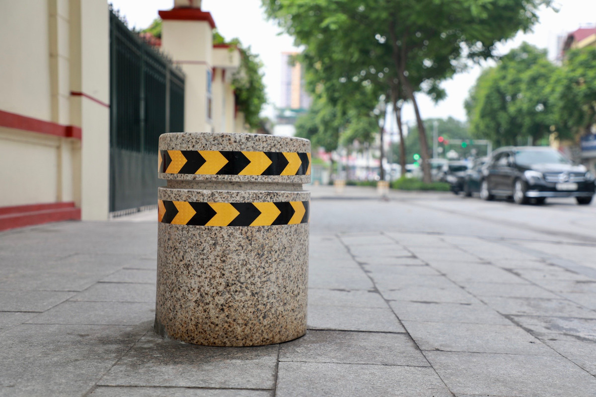 "Làm các trụ đá này chỉ ngăn được ô tô, nếu thay trụ đá bằng ống inox thì sẽ đỡ tốn kém và tối ưu hơn", bạn Văn Trương nêu ý kiến.