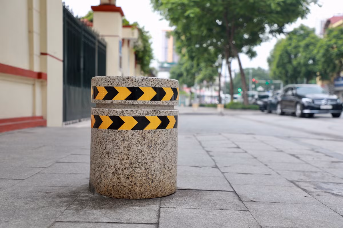 "Làm các trụ đá này chỉ ngăn được ô tô, nếu thay trụ đá bằng ống inox thì sẽ đỡ tốn kém và tối ưu hơn", bạn Văn Trương nêu ý kiến.