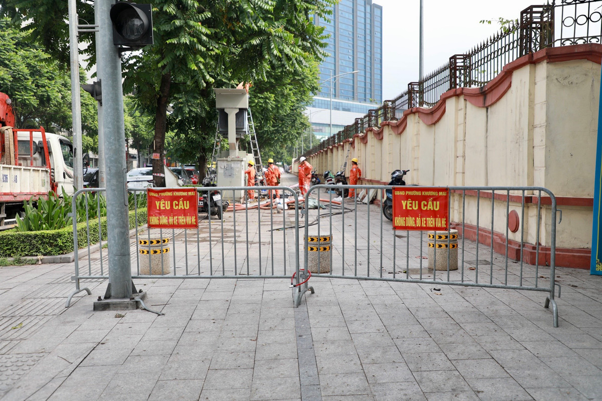 Trước đó, năm 2016, phố Lê Trọng Tấn được đầu tư 224 tỉ đồng theo thiết kế đô thị kiểu mẫu, trong đó vỉa hè được lát bằng đá tự nhiên. Tuy nhiên, chỉ sau vài năm đưa vào sử dụng, nhiều đoạn vỉa hè này đã bị nứt vỡ, hư hỏng. Tháng 1 vừa qua, UBND phường Khương Mai đã phối hợp với các lực lượng liên quan lắp hàng rào, dán biển cảnh báo, kết hợp với tuyên truyền để người dân không đỗ ô tô trên vỉa hè phố Lê Trọng Tấn. Tuy nhiên, đến nay, đoạn vỉa hè này lại được lắp trụ đá để ngăn ô tô lên đỗ.