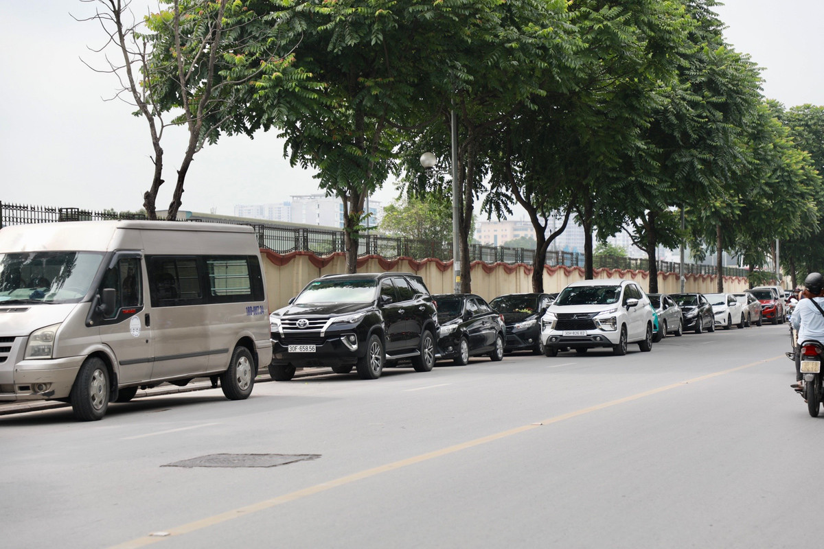 "Biển đầy ra đó. Luật cũng quy định rõ rồi mà các các phương tiện vẫn phi lên ầm ầm. Cơ quan chức năng đâu thể ngồi cả ngày để canh mỗi vỉa hè. Với những người ý thức quá kém, với sự bất lực khi không thể chỉnh trang đô thị, mới phải dùng cách này", bạn Trung Nguyên nêu ý kiến.