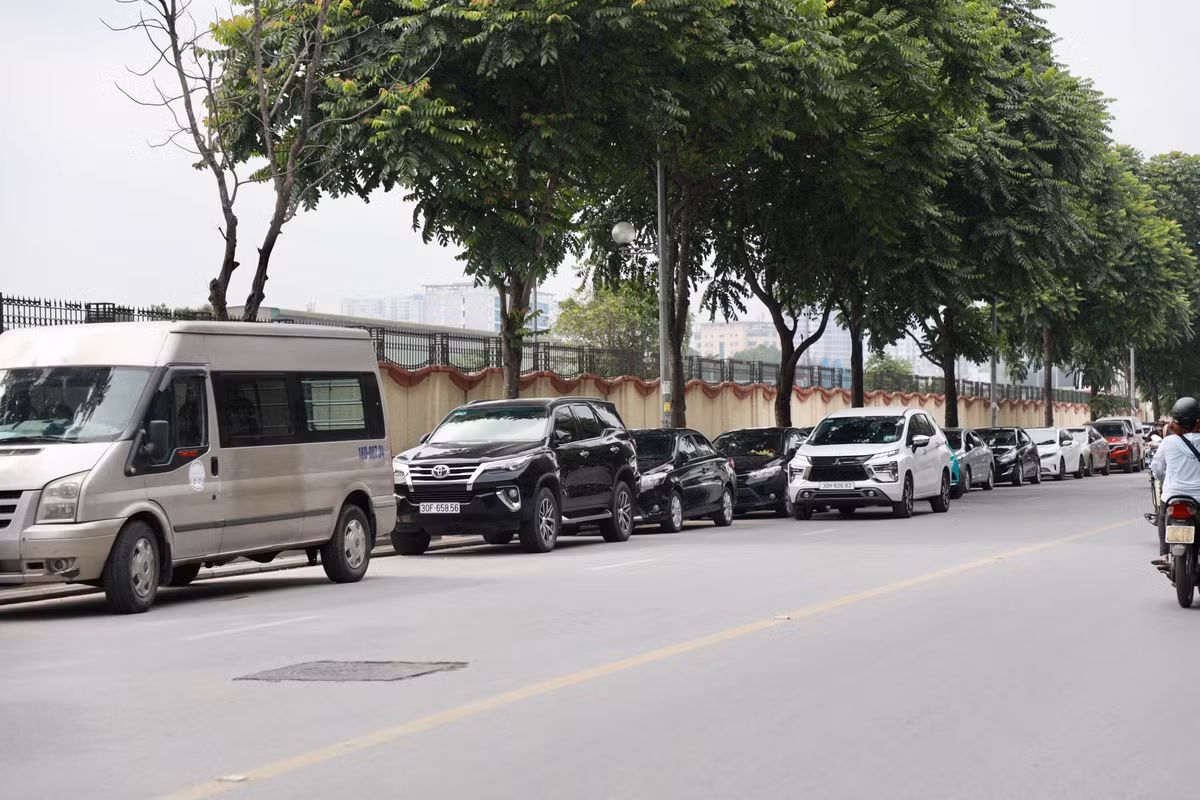 "Biển đầy ra đó. Luật cũng quy định rõ rồi mà các các phương tiện vẫn phi lên ầm ầm. Cơ quan chức năng đâu thể ngồi cả ngày để canh mỗi vỉa hè. Với những người ý thức quá kém, với sự bất lực khi không thể chỉnh trang đô thị, mới phải dùng cách này", bạn Trung Nguyên nêu ý kiến.