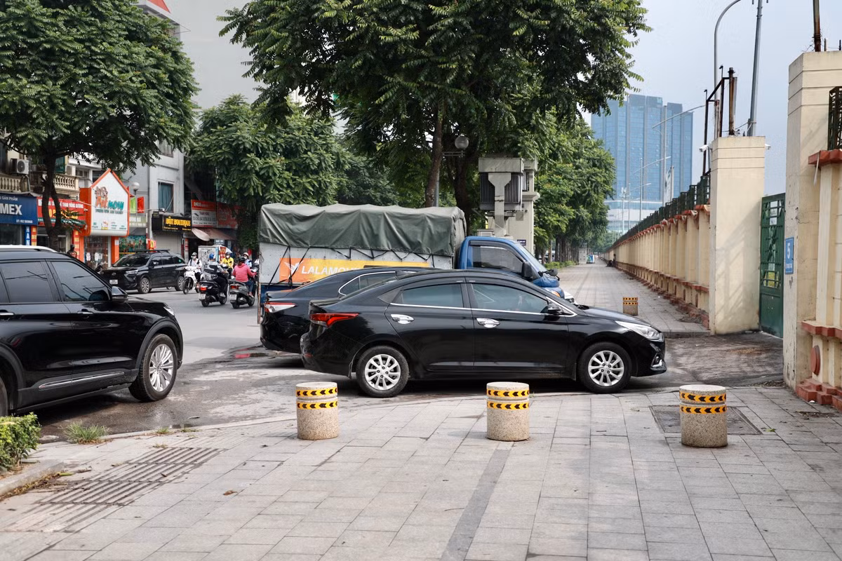 Bên cạnh đó, nhiều bạn đọc cho rằng, nếu không được ngăn chặn bằng phương pháp này thì xe máy, ô tô sẽ đỗ kín vỉa hè, người đi bộ sẽ không có lối đi.