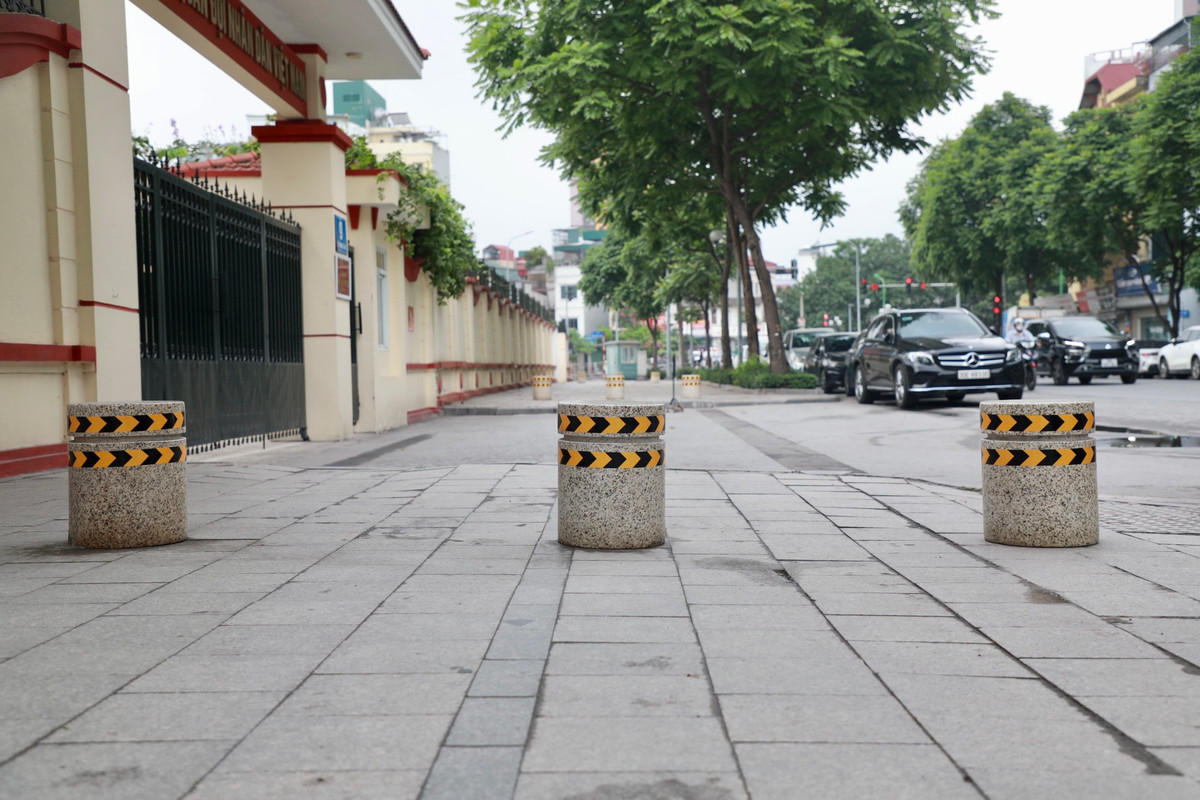 Đây được coi là cách làm khá mới, đã bảo vệ, giành lại vỉa hè cho người đi bộ. Tuy nhiên, cũng có nhiều quan điểm trái chiều xung quanh giải pháp này. Bạn Sơn Nguyen cho rằng: "Phương án không đem lại mỹ quan đô thị mà cũng không xử lý được triệt để. Những trụ đá này chỉ hạn chế được ô tô lên vỉa hè, còn xe máy vẫn lên bình thường".