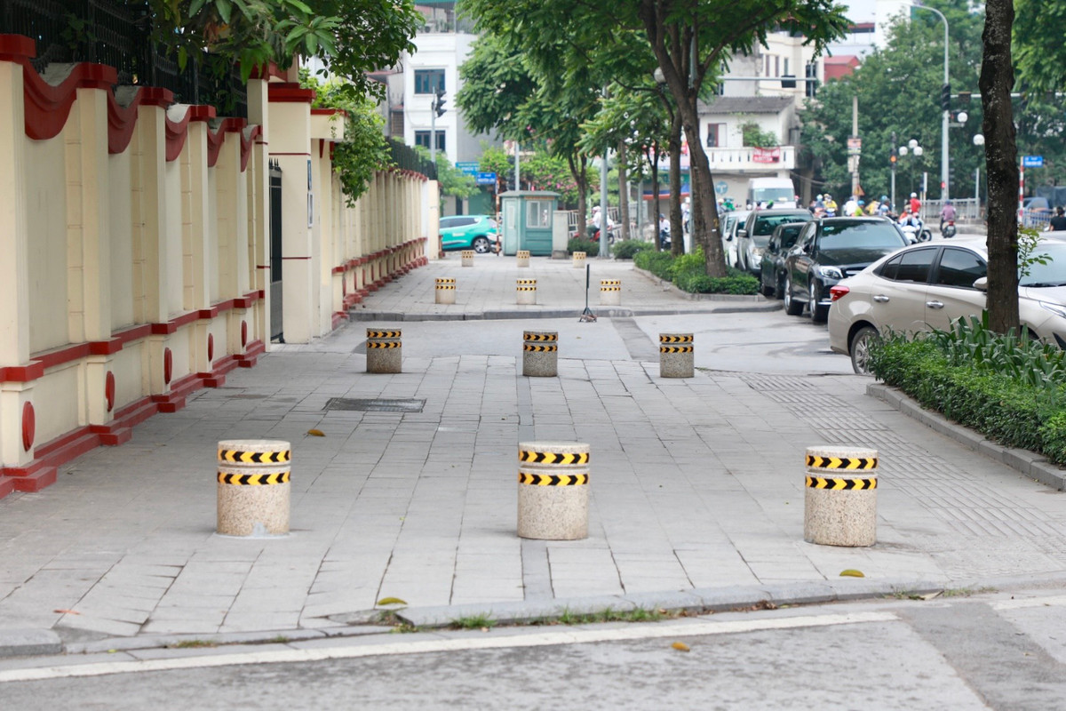 Mới đây, UBND phường Khương Mai (quận Thanh Xuân, Hà Nội đã triển khai lắp đặt gần 50 trụ đá dọc vỉa hè trên phố Lê Trọng Tấn để ngăn chặn tình trạng các phương tiện dừng, đỗ sai quy định, trả lại không gian thông thoáng cho người đi bộ. Vấn đề này đã tạo cuộc tranh luận sôi nổi.