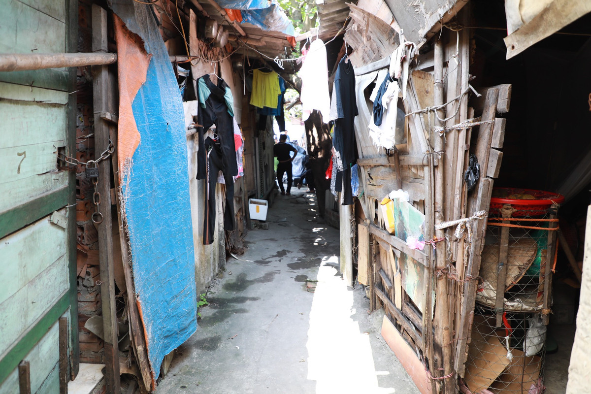 Hầu hết các phòng trọ được quây và lợp bằng tôn chỉ rộng khoảng 15m2. Mỗi mùa hè tới, hơi nóng hấp từ các phía khiến nhiều người không ngủ nổi.