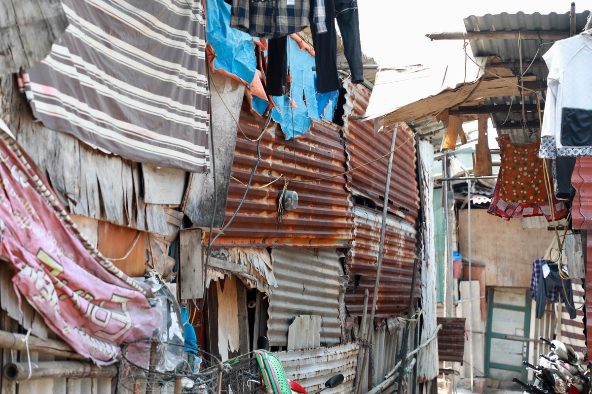 Hà Nội đang bước vào những ngày nắng nóng đỉnh điểm đầu mùa khiến cuộc sống của họ bị đảo lộn, càng thêm phần khó khăn, vất vả.