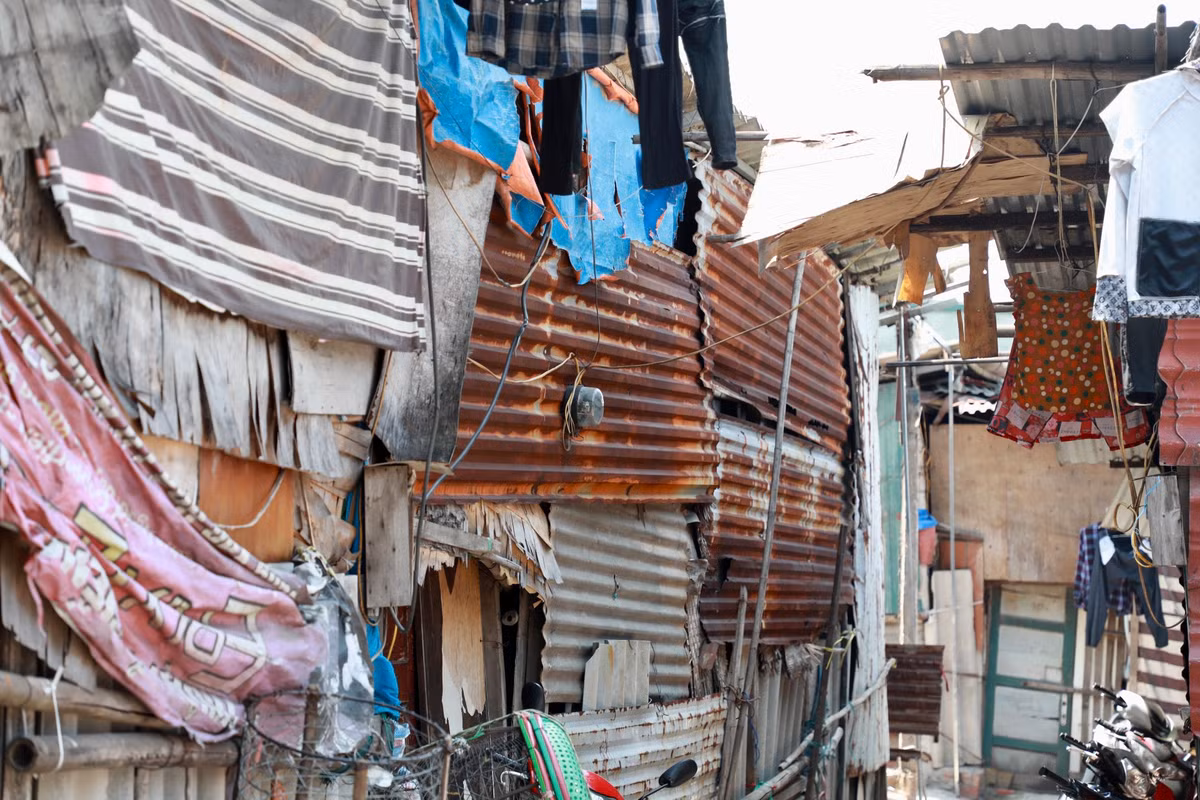 Hà Nội đang bước vào những ngày nắng nóng đỉnh điểm đầu mùa khiến cuộc sống của họ bị đảo lộn, càng thêm phần khó khăn, vất vả.