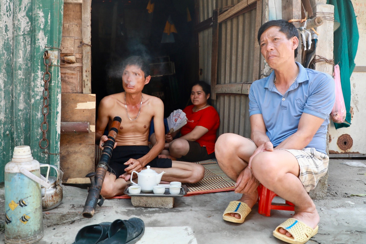 Ông Hoàng Văn Tuấn (áo xanh, 47 tuổi, ở Minh Châu, Ba Vì, Hà Nội) chia sẻ: “Anh em chúng tôi là những người bán hàng rong ở chợ Long Biên, làm từ 2h sáng tới khi nào hết hàng thì mới được nghỉ. Ngày hè nắng gắt quá khiến chúng tôi không ngủ trưa được, rất vất vả nhưng buộc phải thích nghi”.