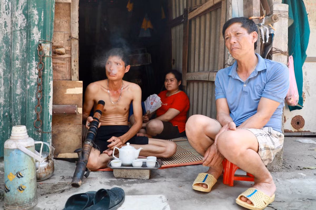 Ông Hoàng Văn Tuấn (áo xanh, 47 tuổi, ở Minh Châu, Ba Vì, Hà Nội) chia sẻ: “Anh em chúng tôi là những người bán hàng rong ở chợ Long Biên, làm từ 2h sáng tới khi nào hết hàng thì mới được nghỉ. Ngày hè nắng gắt quá khiến chúng tôi không ngủ trưa được, rất vất vả nhưng buộc phải thích nghi”.