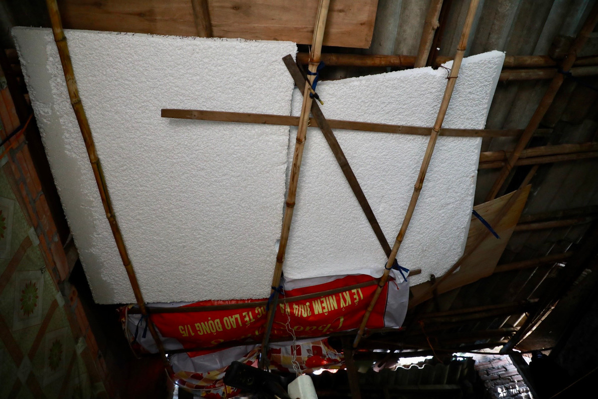 Ngày nắng thì nóng, ngột ngạt, ngày mưa thì dột. Mái nhà bằng tôn được gia cố thêm bạt, xốp để chống nóng, nhà vệ sinh dựng tạm, giường tự chế... tất cả đều rất tạm bợ, không an toàn. Dù điều kiện sống không đảm bảo, nhưng với người lao động nghèo không còn cách nào hơn.