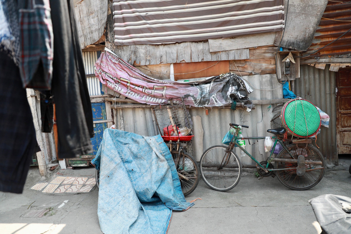 Những chiếc xe đạp bán hàng rong của người lao động nghèo cũng được cho nghỉ ngơi vì trời quá nắng.