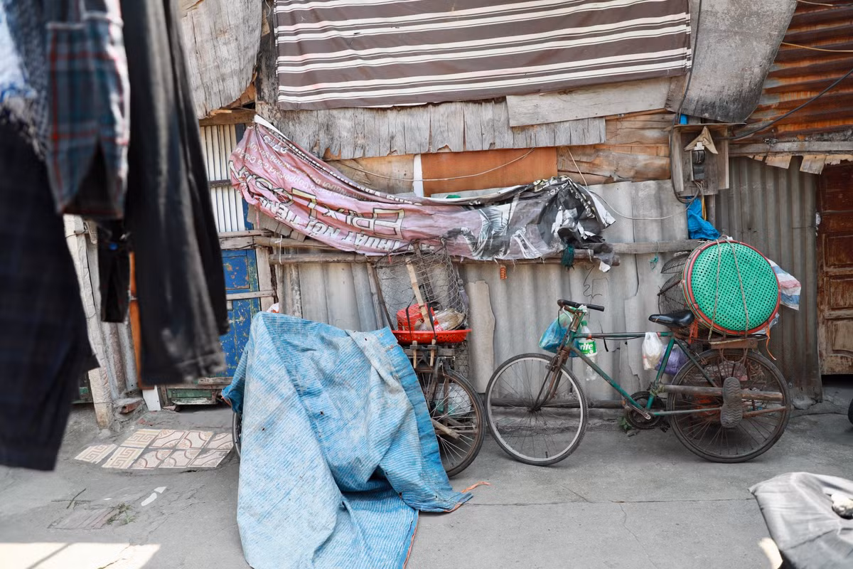 Những chiếc xe đạp bán hàng rong của người lao động nghèo cũng được cho nghỉ ngơi vì trời quá nắng.