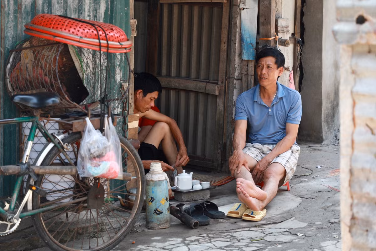 Khu trọ này là của những người lao động tứ xứ đổ về, người gánh hàng thuê, người buôn bán trong chợ Long Biên, người đẩy hàng, nhặt phế liệu… mỗi người một cảnh.